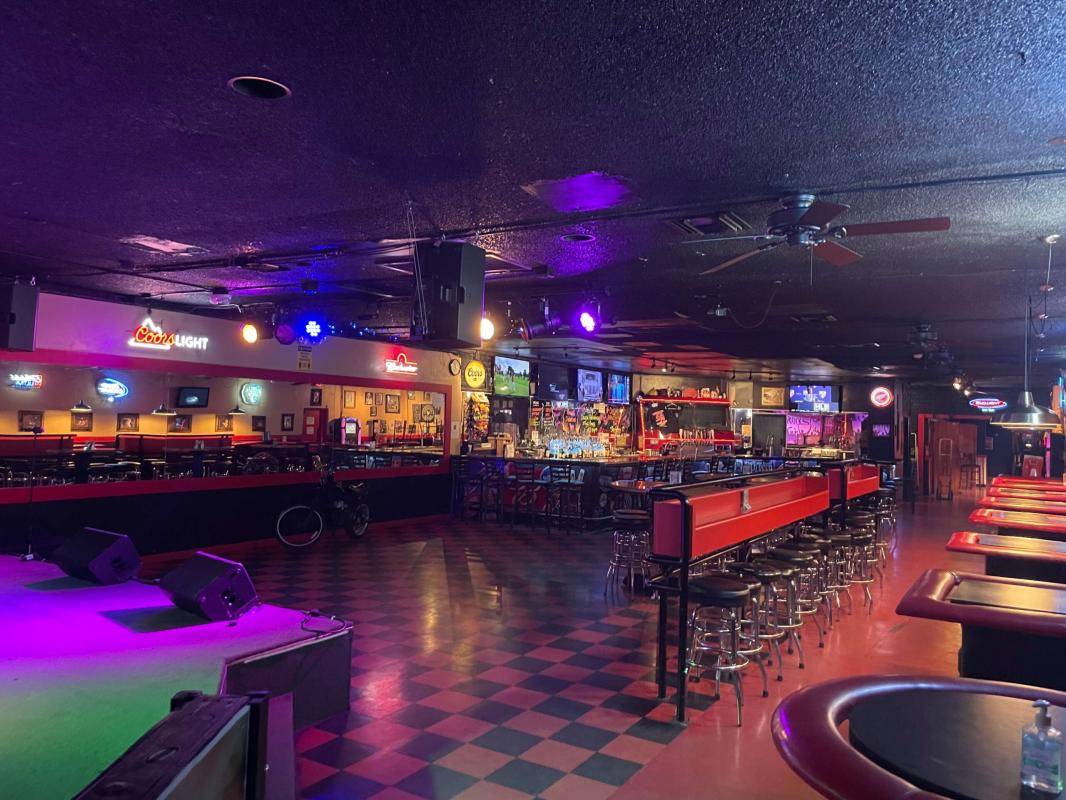 Karaoke and Chemistry at Roosters Country